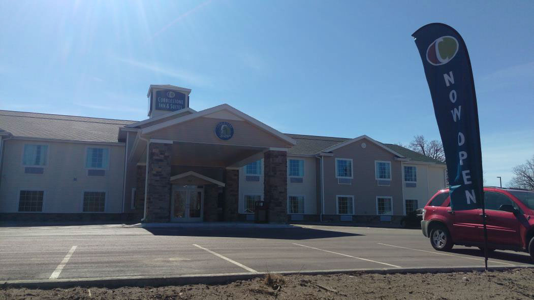 exterior of the cobblestone inn and suites 