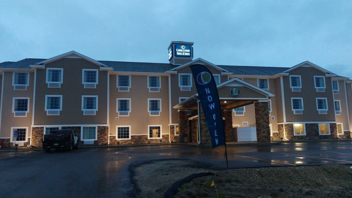 exterior of cobblestone hotel and suites 