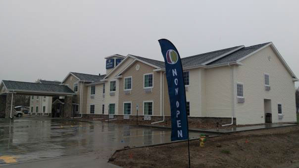 exterior of cobblestone inn and suites 