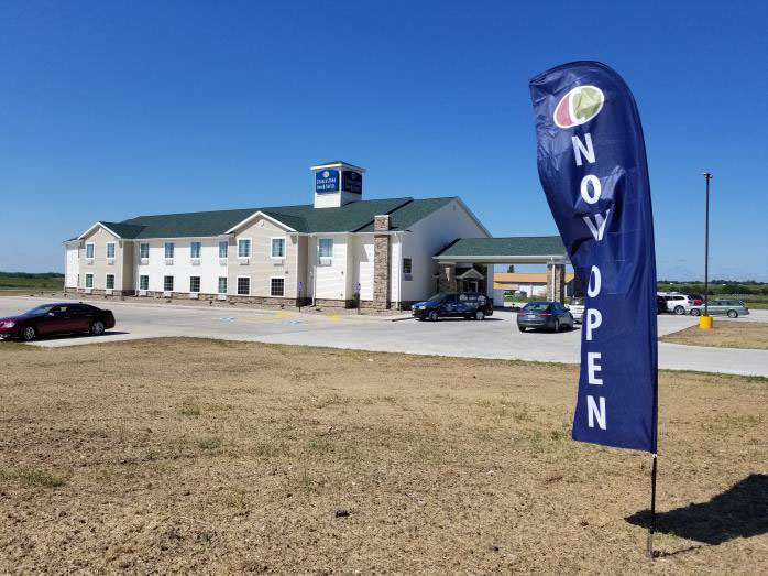 exterior of cobblestone inn and suites