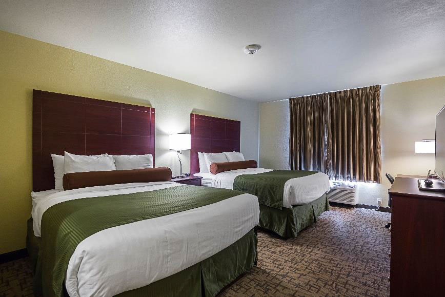 guestroom in cobblestone inn and suites 