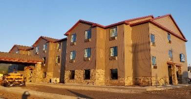 exterior of cobblestone hotel and suites 