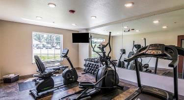gym at cobblestone hotel and suites