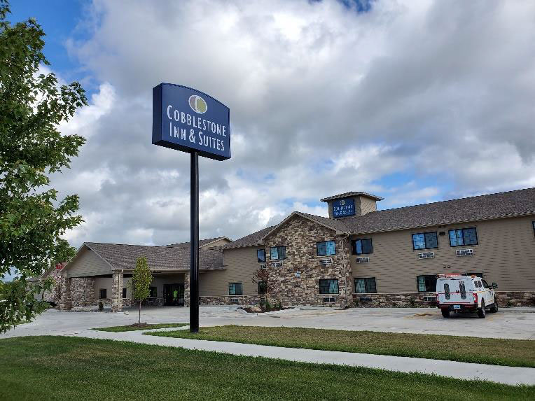 exterior of the coblestone inn and suites 