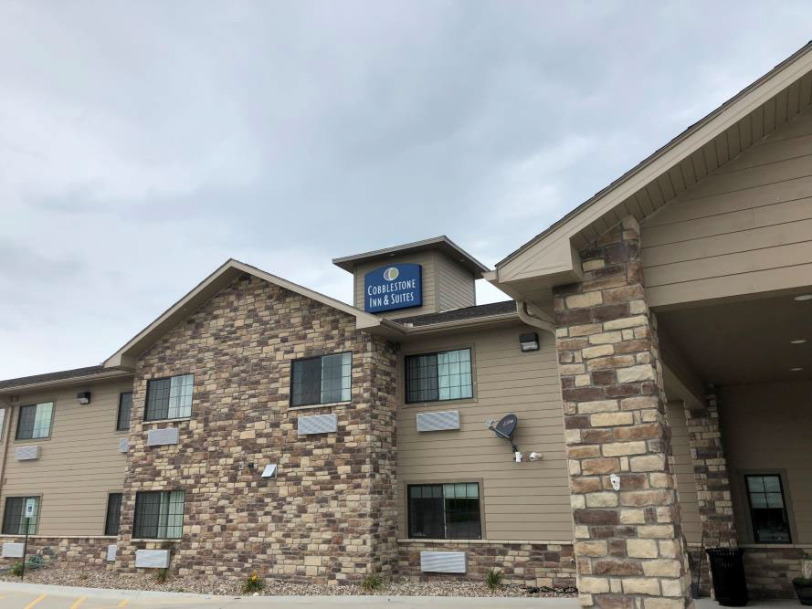 exterior of the coblestone inn and suites 