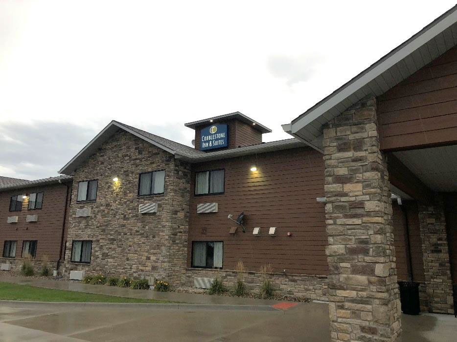exterior of the cobblestone inn and suites 