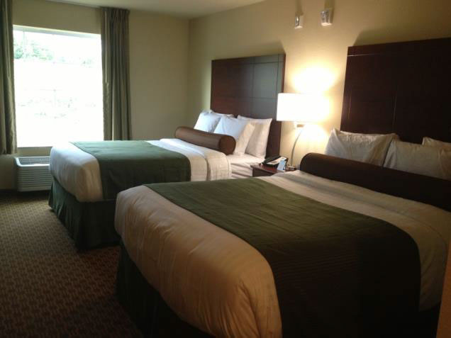 guest room in the cobblestone inn and suites 
