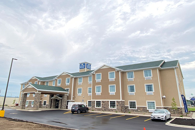 exterior of Cobblestone Hotel & Suites in Austin, Minnesota